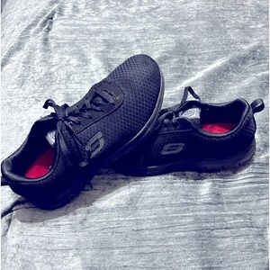 💦💧Sketchers slip resistant; relaxed fit, memory foam women’s shoes. 💧💦
